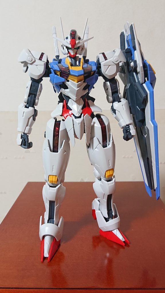 エスカッシャンをシールドに。ビームライフルはバックパックに背負ってます。フル装備でも何気に両手が空くと言う設定が好き♪