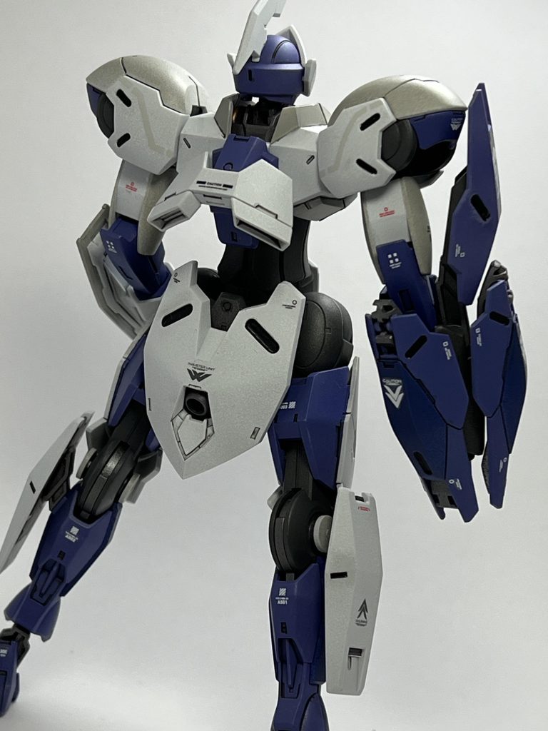 後ろ姿もカッコいいです。水星はキットが多いのでどんどん作らないと追い付かないのですが、時間があったら黒いのとか作ってみたいと思いました。細マッチョ的なカッコよさありますよね。