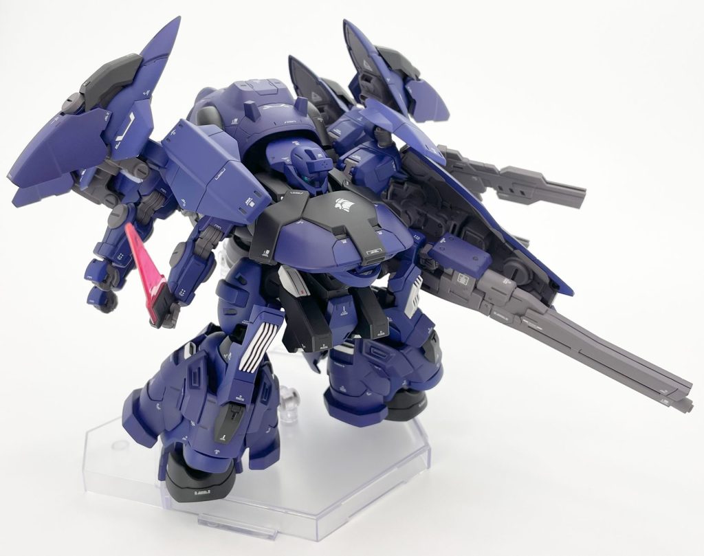 ディランザ・スラとアディランザが合体したディランザ・アスラ形態。