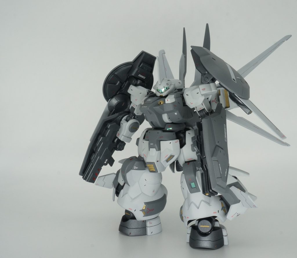 本体自体はほぼ無改造、大きなパネルラインの追加はせず、小さいへこみのみ追加。その他追加部品はディランザの付属部品、他の残材再利用、プラバン工作の組み合わせです。そして今回の工作のメインはデカール。初めて貼ってみましたが、途中楽しくなって貼りすぎた部分も無きにしも非ず。。。あー もうちょっと大きければなーなど思うことも多々あり、自作する人の気持ちがよくわかりました。