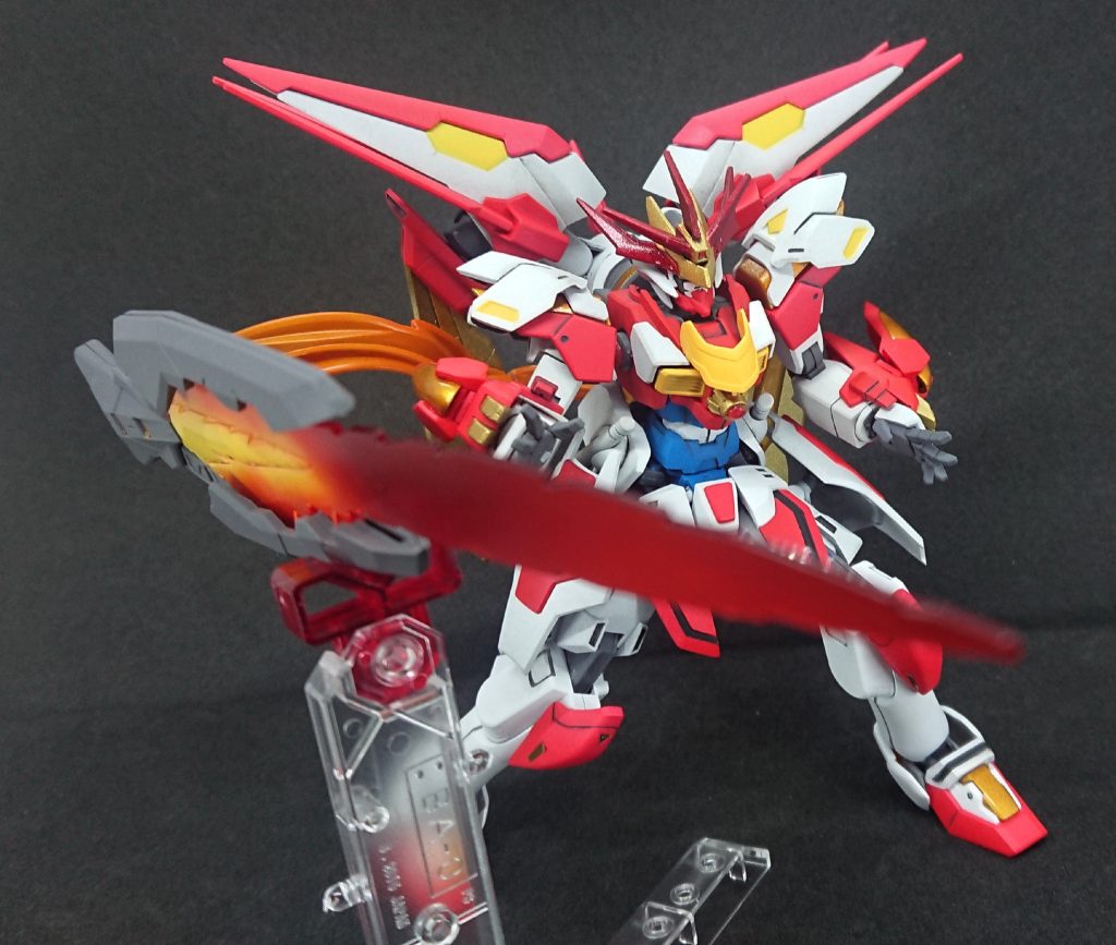 腰の炎のビームマントは形状変化し合体前よりも強力な尻尾攻撃行うことが可能。レクスの尻尾を攻撃専用追加武装として別途用意するか悩みましたが、後ろがごちゃごちゃしすぎてしまいそうだったので取りやめに。