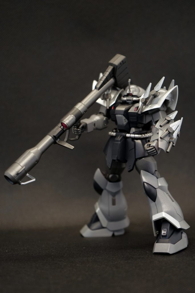 ジャイアント・バズ装備分かりづらいですが、ジャイアント・バズには合計4色使用しており、武器塗装にも力を入れてみました。肩部のヒート・ダートが干渉してあまり動かせませんが、本体のカラーリングと相まって、持たせることでどっしりとした立ち姿になったと思います。