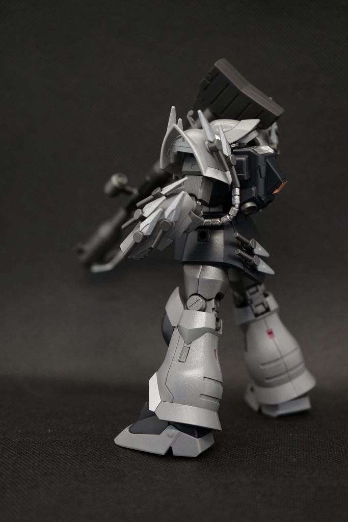 左斜め後ろ各所に装備したヒート・ダートが近接戦闘用の機体であることを物語っています。四肢や頭に使用した、ニュートラルグレーとスターブライトシルバーを調色したカラーが、ジオン系の丸みを帯びたフォルムのお陰で少しだけツヤを出してくれています。
