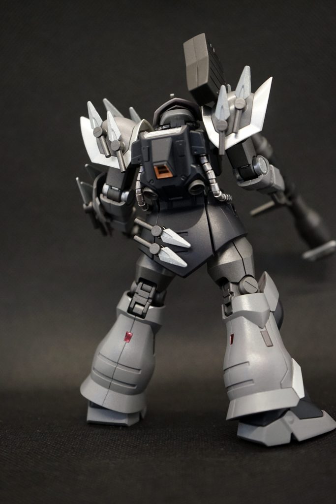 後方より今回も各所にラピーテープミニを使用しています。また、腕関節(肘)の部分は黒系と銀系で塗り分けています。今後はさらに細かな塗り分けを増やして行きたいですね。