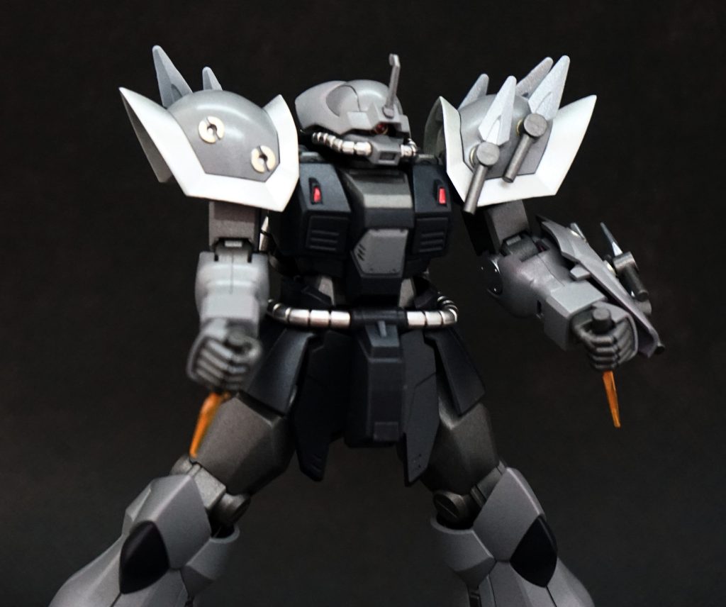 ヒート・ダート別角度細かな塗装として、ヒート・ダートをマウントする部分に、電磁石的表現を目的にガンダムマーカーホワイトシルバーで塗り分けを行っています。