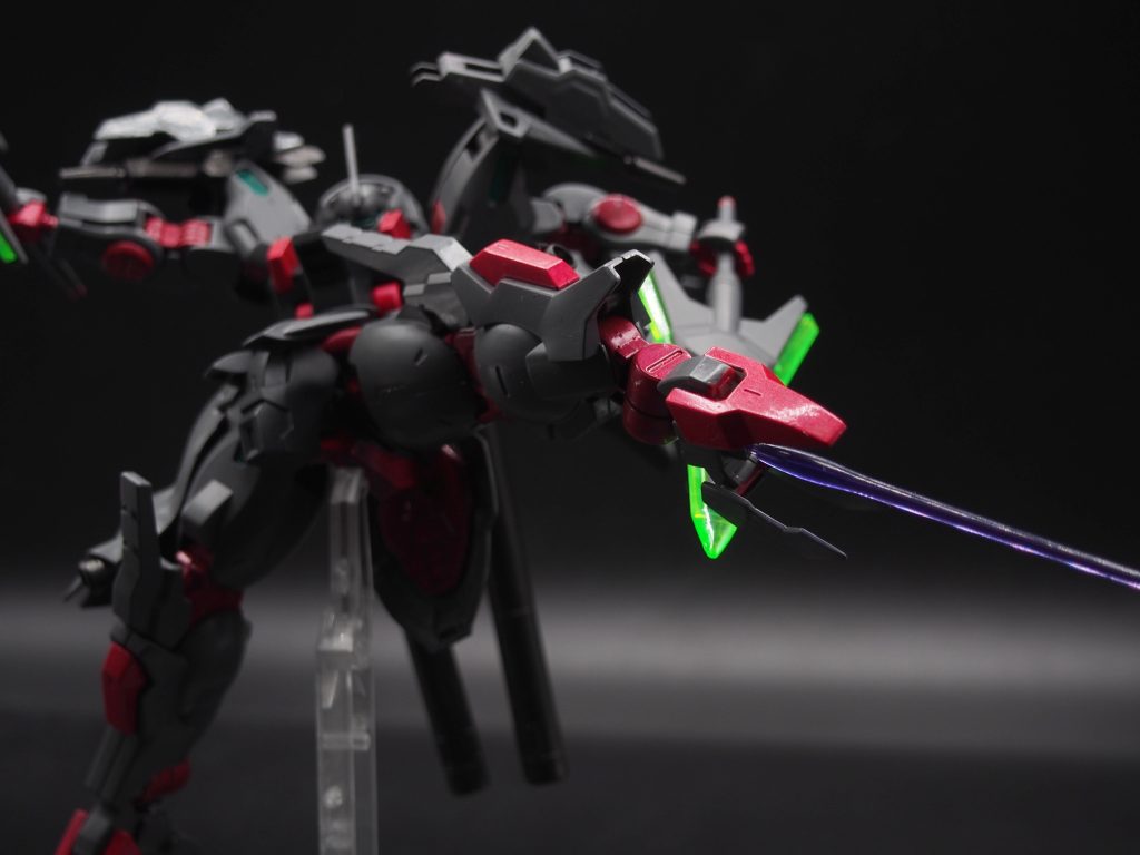 脚部にはビームサーベル内蔵