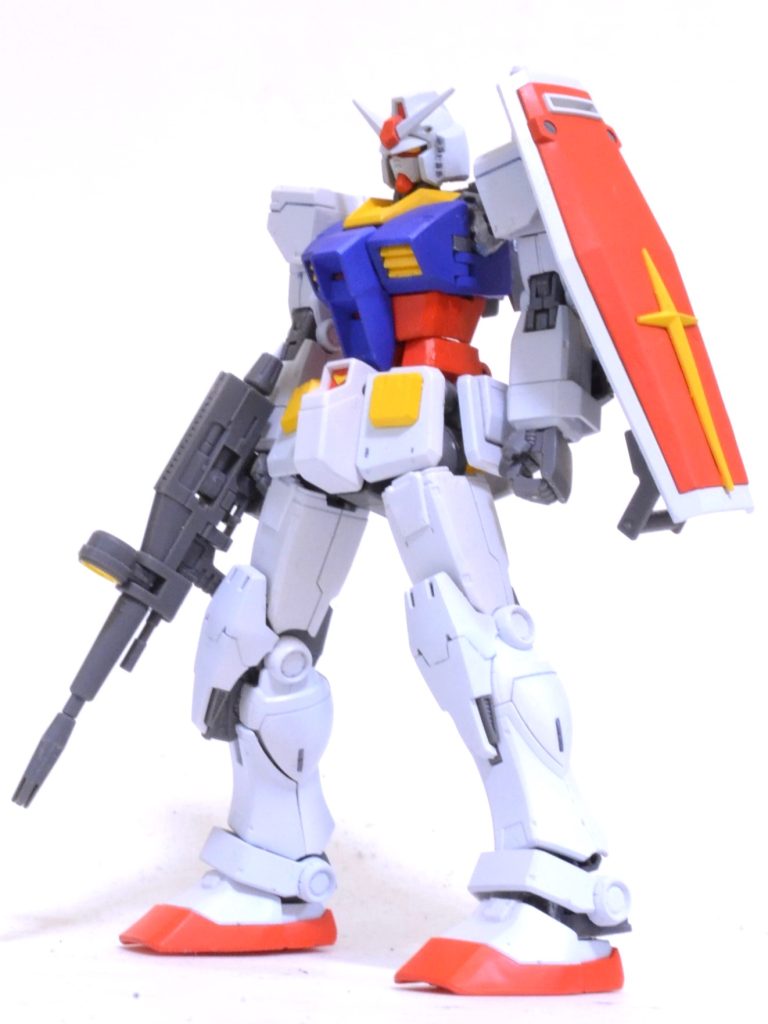 顔、胴、シールド:ビヨグロ スリッパ、腰:EG それ以外:オリジン版RX-78の積みを整理していたところ、せっかくなら混ぜてみるかと思い、今回の制作にいたりました。