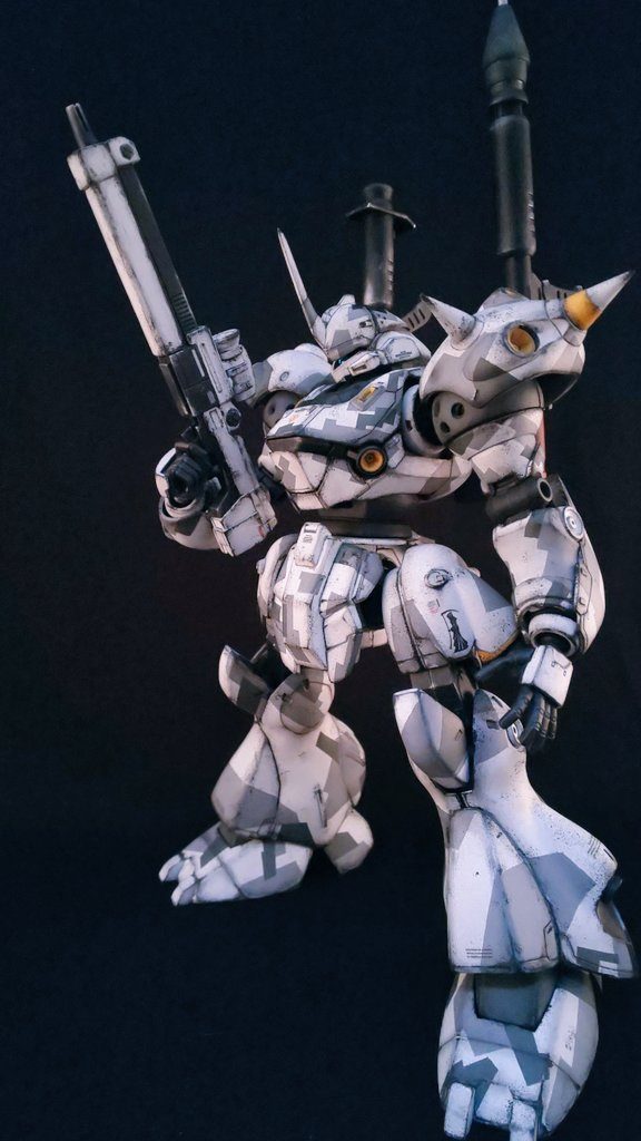 全体的にプラ板やパテ等で改造しています。装甲が追加されていたり推力が調整されていたりと言うイメージで通常のケンプファーから格段にパワーアップしている訳ではありません。