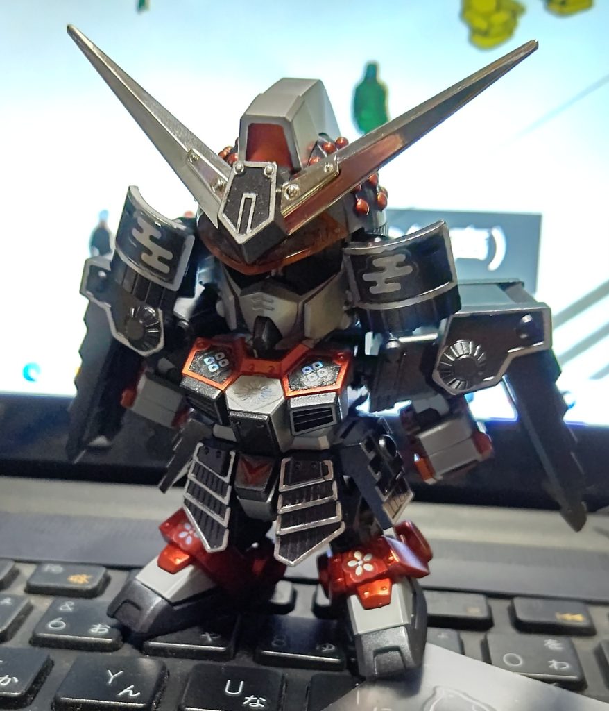 墨入れ前、ほぼ完成です。ガンダムマーカーではみ出した部分はマジックリンを吸わせた綿棒で拭き取り、ネイルシールを貼り付けました。武者頑駄無は小さい体にデザインがみっちり集約されているので、ラインに沿って色を追加するだけで充分なアクセントになりますね。