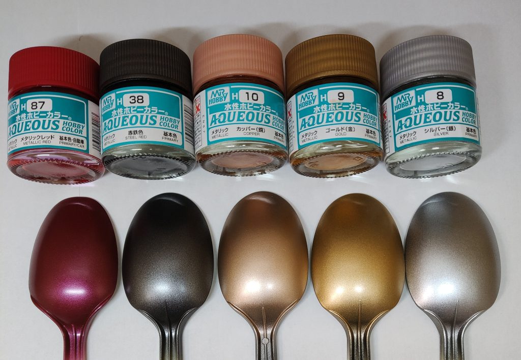 キャンディ塗装の下地の違いを確認するためのテストピース。黒下地の上に各種メタリック塗料を塗装して…