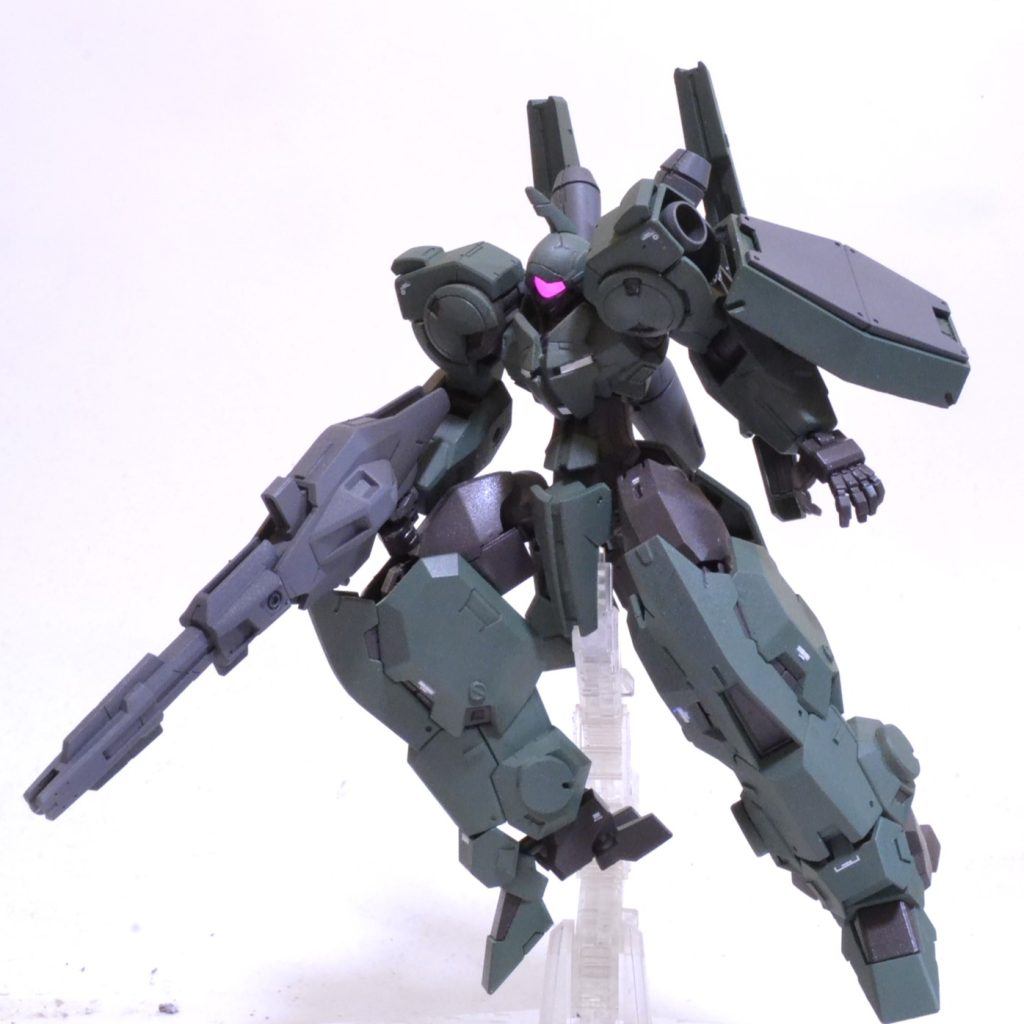 ビームライフルはルブリス+エアリアル改修型です。シールドはデミトレーナー一般機ですが、ハインドリーのジョイントを利用して自由に動くようにしました。