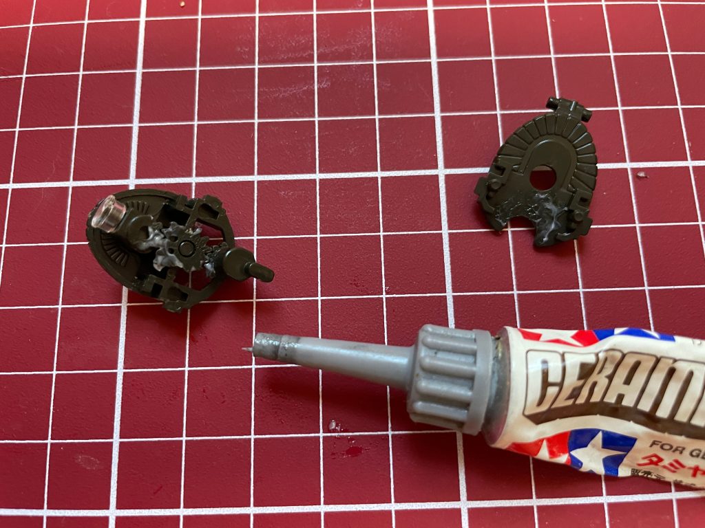 動かなくなっていたモノアイのギアに、ミニ四駆用のグリスを足すと動くようになりました。