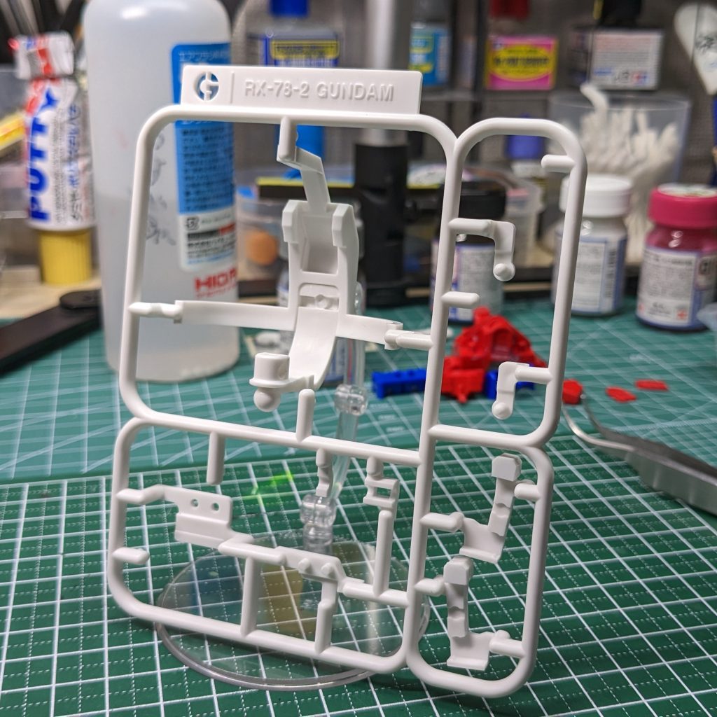 ランナーに穴を開けてスタンド固定してます