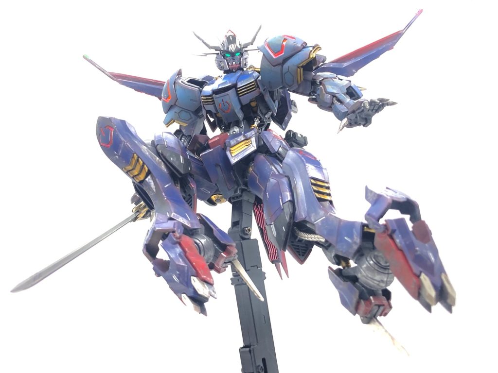 悪魔の異形さを出すため、足には、鳥のように物を掴むことができるギミックを仕込みました。