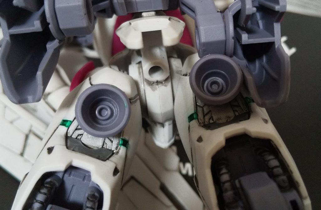 太股後ろのバーニア周りにもシルバーMだな。