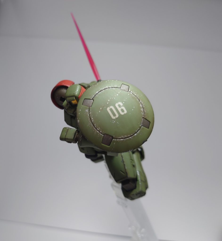 ウェザリングカラーのグランドブラウンで汚し、スポンジチッピングで金属感を出しました。