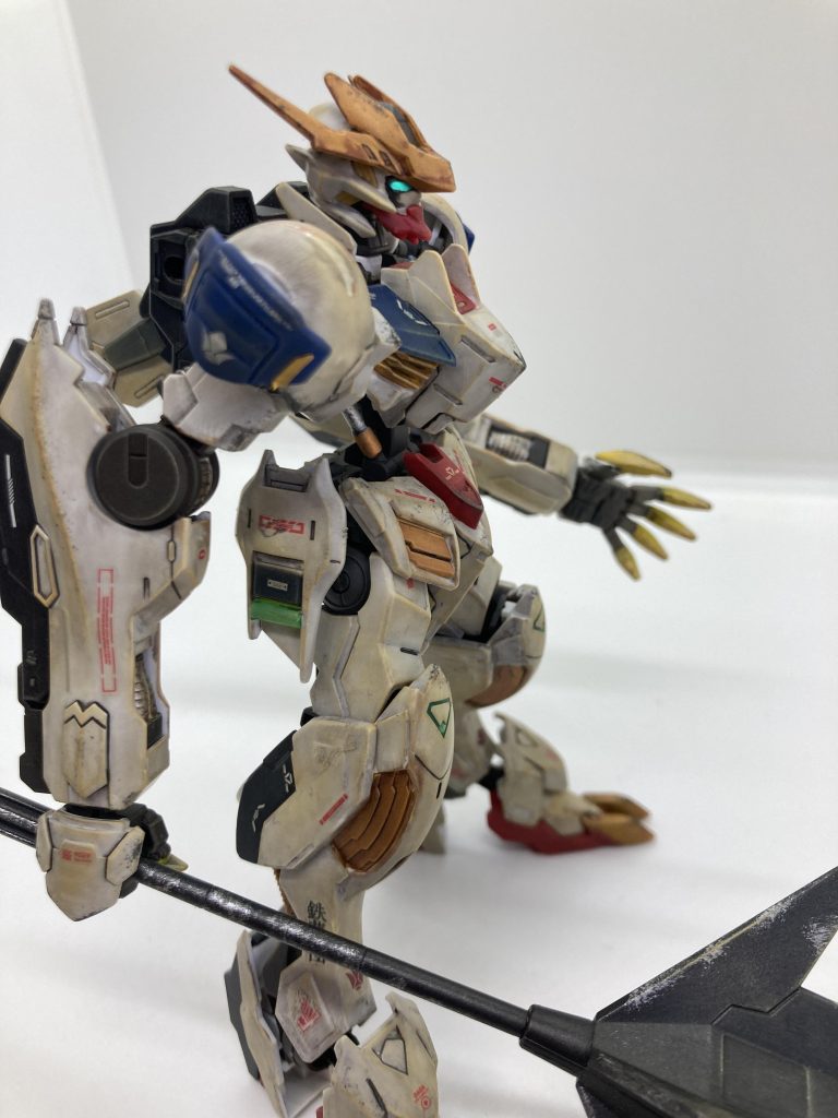 肩パーツに貼っていたデカール、ウェザリング中に剥がれました😭  