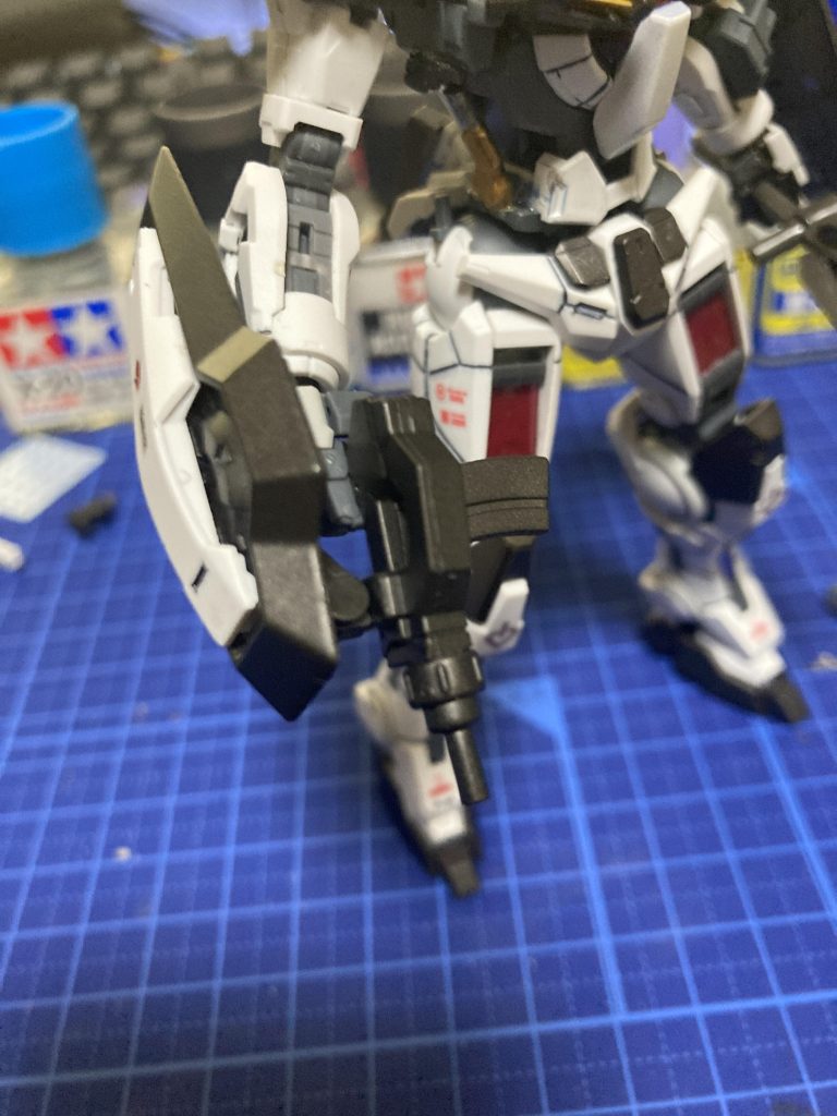 鉄血仕様という事なのでビームライフルではなくマガジン、銃口を取り付け実弾発射仕様に。