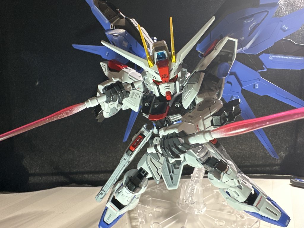 サーベルを持たせてアクション!!MGSDフリーダムのプロポーションが良いのでどのポーズをさせてもバッチリ決まりますね!!撮り方がイマイチになってしまっている感は自分のせいなのでもっと昇進しなくては!