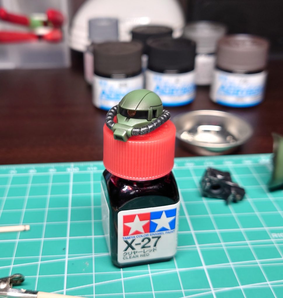 頭部はピンバイスで穴開け加工し、ラピーテープを裏側に貼ったHアイズを埋め込んでいます。