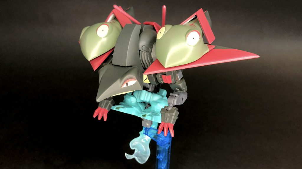MA「ドラパルト」形態上半身を半回転、背中のドラパルトの顔を正面に上下半身の接続を引き出せる形に改造しているので伸ばして猫背な体型に!そのほか羽や爪部分を展開してドラパルトの姿へと変更しました。