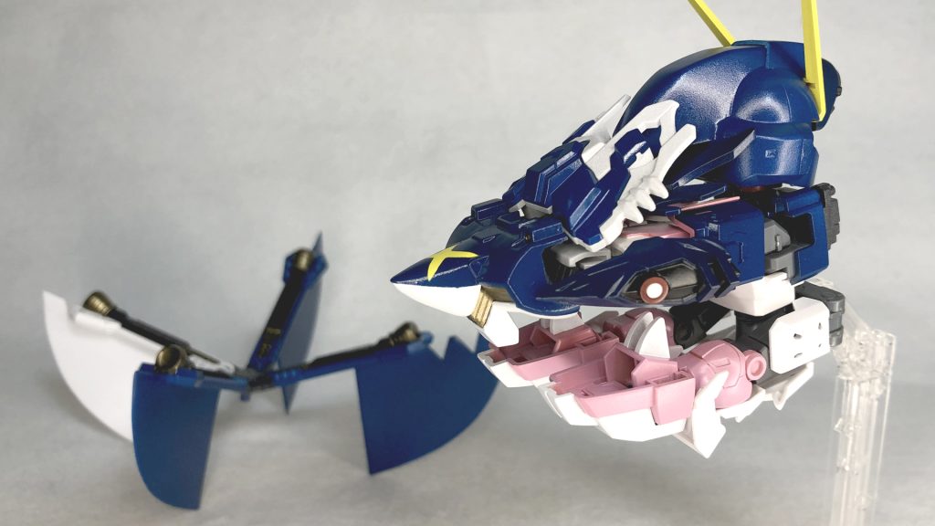 手足を前に目一杯伸ばしてシルエットを鋭く変形スラスターの接続もずらして上下左右にヒレとして活用しますこれによりデザインイメージのサメハダーにかなり近づきました!