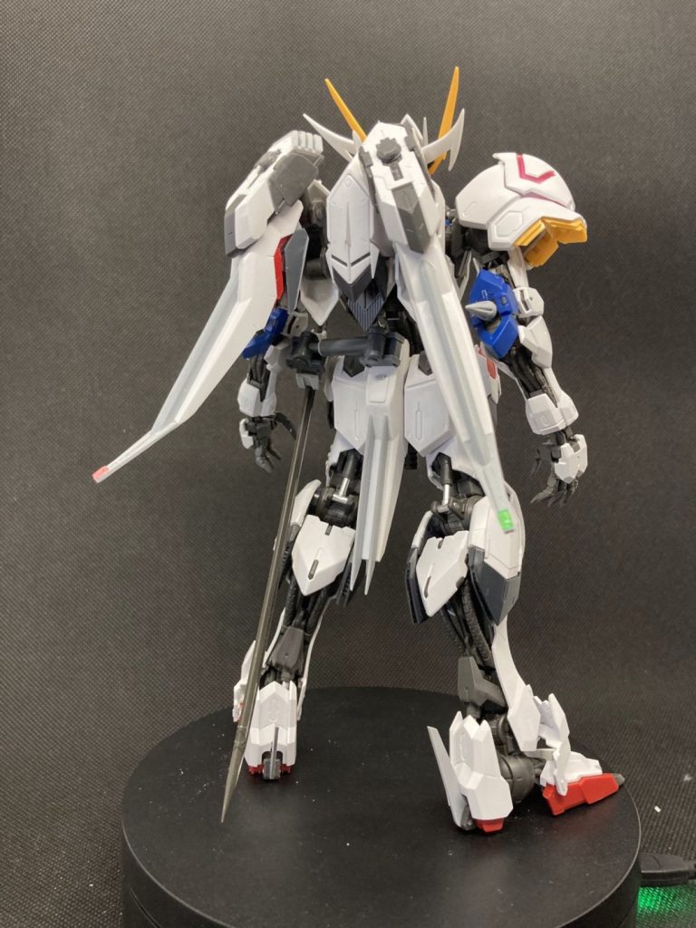 塗装前の状態です。腰のフライトユニットに太刀をマウントするアームを追加。アームは自作のポリパーツを内蔵したシリンダーによって伸縮するギミックを仕込み、二か所の関節と連動して抜刀する際にちょうど良いポジションを取ることができます。