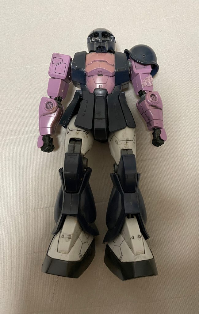 実家で発見した状態。ボロボロです。表面がヤニのようなもので黄ばんでいました。元の持ち主の友人が成形色に墨入れはしていたようです。