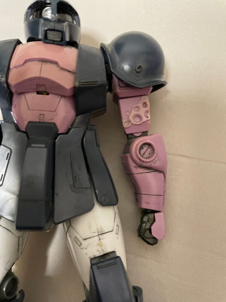 他のおもちゃと雑多にしまいこんでいたところ、塩ビ系のおもちゃに侵食されて一部とけていました。