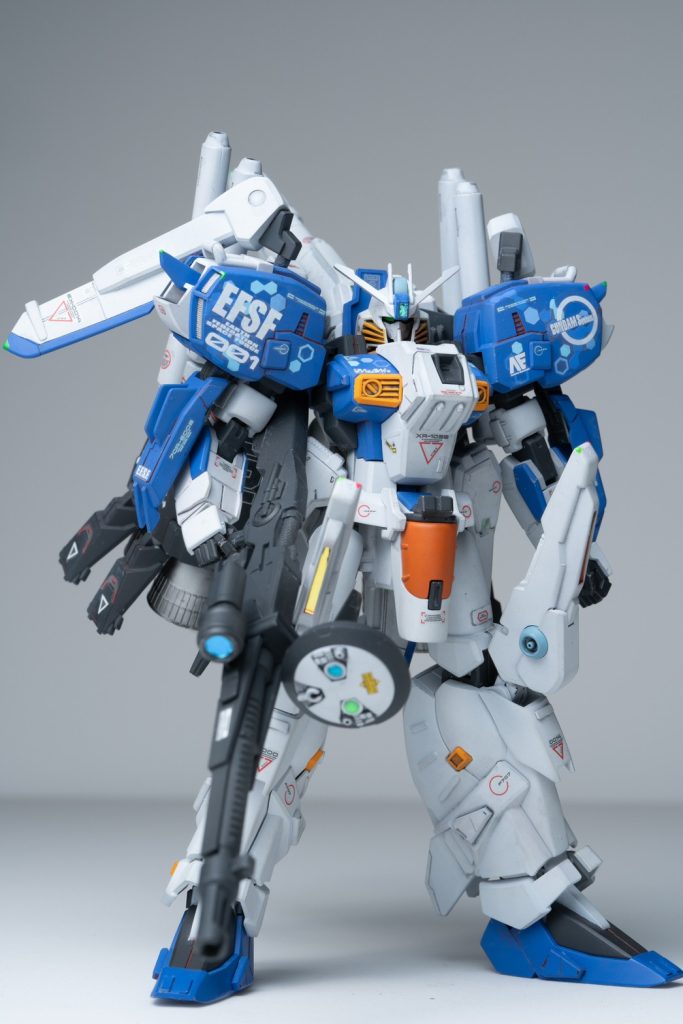 自立状態はやはりバックパックの重量もあって支えを入れないとまともに立たないですね写真だと死角に入れてますが背中に支柱を入れて自立させています。