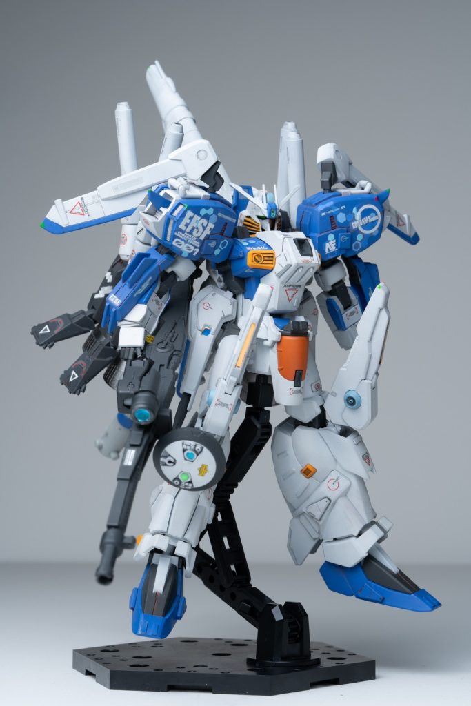 可動域がかなり狭いキットですが機体特有の重圧感もあってポージングを決めるより自然体である方がしっくり来る感じがあります。