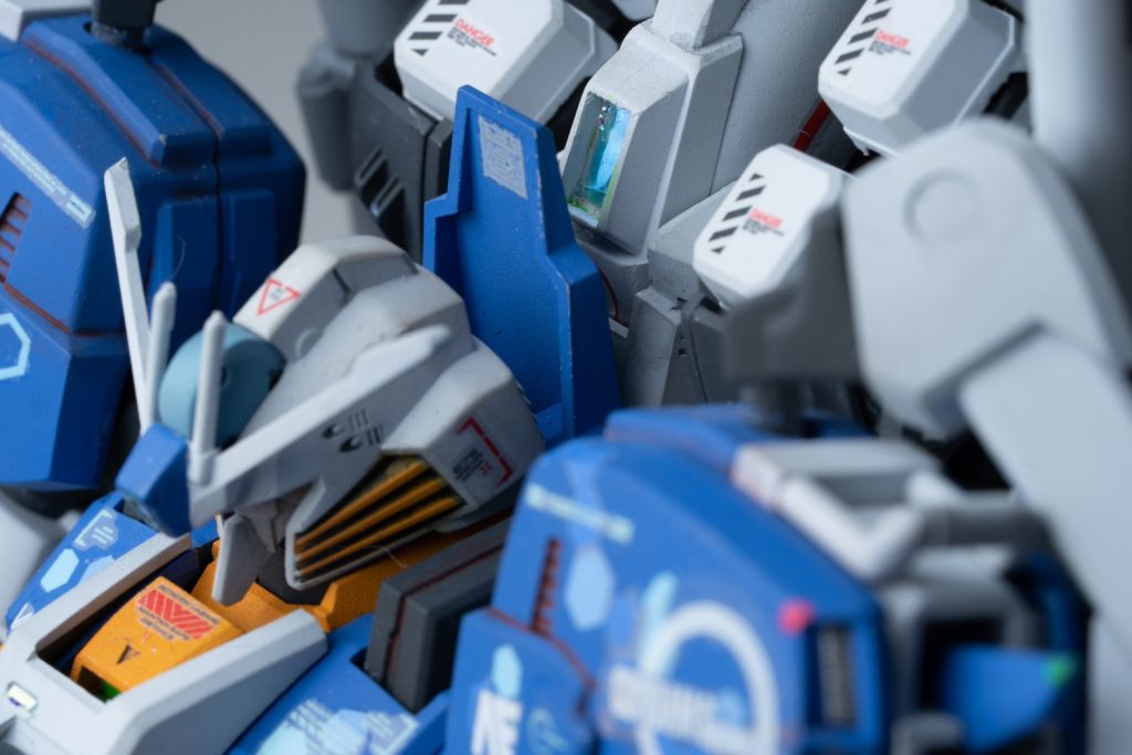 兼ねてから製作したかったEx-sですがレビュー通りかなり塗り分けとパーツ構成に難がありかなり苦労させられましたw反面20年前のキットとは思えないプロポーションには驚かされました。最近のキットみたいに動かして遊ぶには厳しいキットですがある程度固定ポーズで眺めるにはかなりの良キットではないかと思いました。ただし同じ物はもう1機作れと言われたら正直厳しいかと思うキットでもあります。しかしながら手をかけた分非常に思い入れもある製作でしたのでお気に入りの完成品には入る作品に仕上がってくれたのはうれしい限りでもあります。また時間が許すのであれば大型キットにまたチャレンジしてみたいと思います。