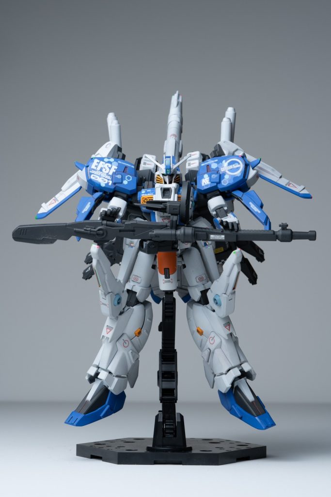 フロントビュー。この度いつかは自分の思いの丈をつぎ込んだEx-sガンダムを作ってみたいと思ってかれこれ数年・・やっと形になりましたw主としてカトキVerのカラーリングベースで個人的な好みを投影してみました。部分的にヘックス迷彩を使ってみたりコーションラベルも多めにして一見したときのインパクトを意識してみました。