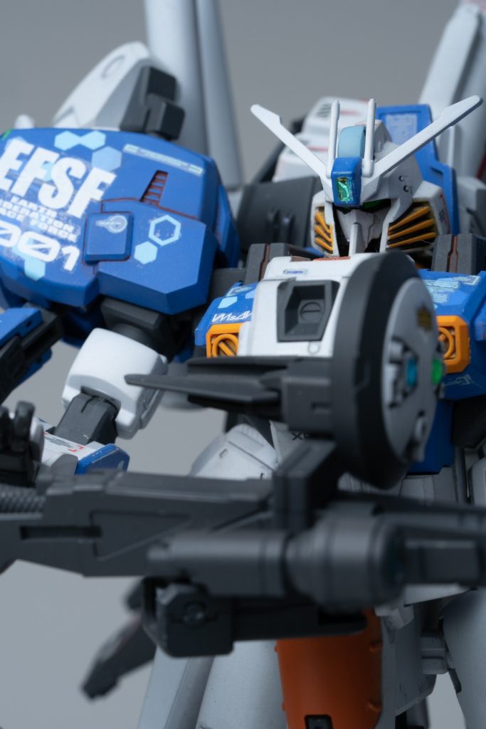 バストアップ。各種センサーにはクリアパーツを追加したり偏光フィルムでディテールアップをしてます。