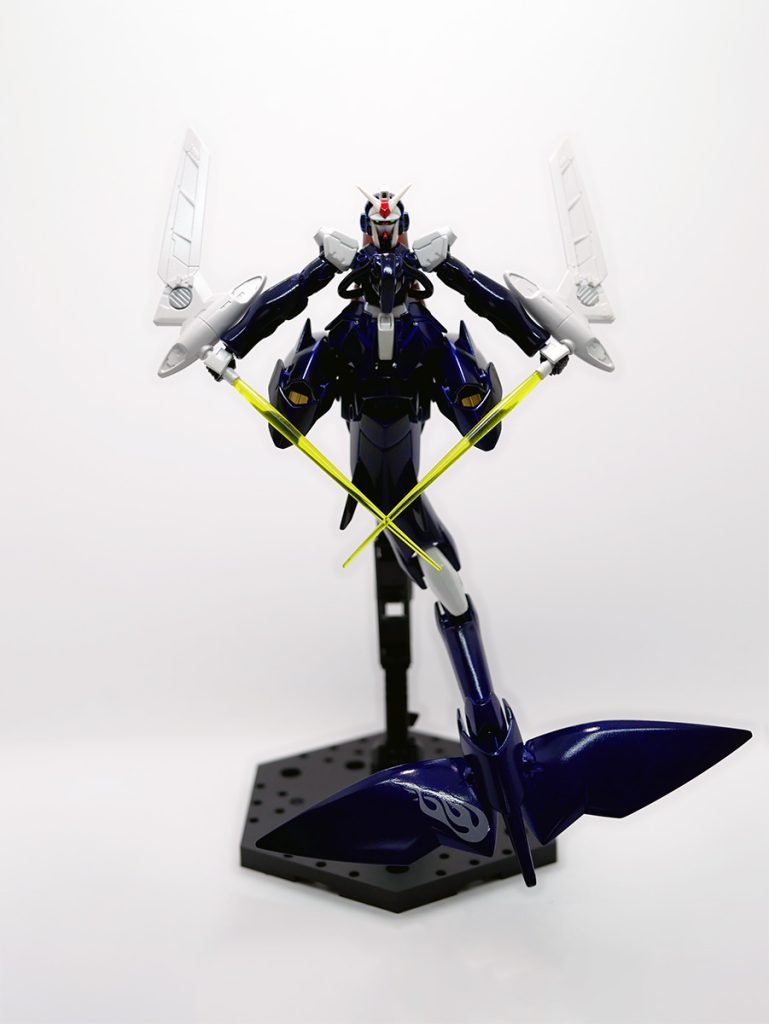 正面から。ノーベルガンダムとダナジンをベースに、メルクワンウェポンやダハックのパーツを使っています。