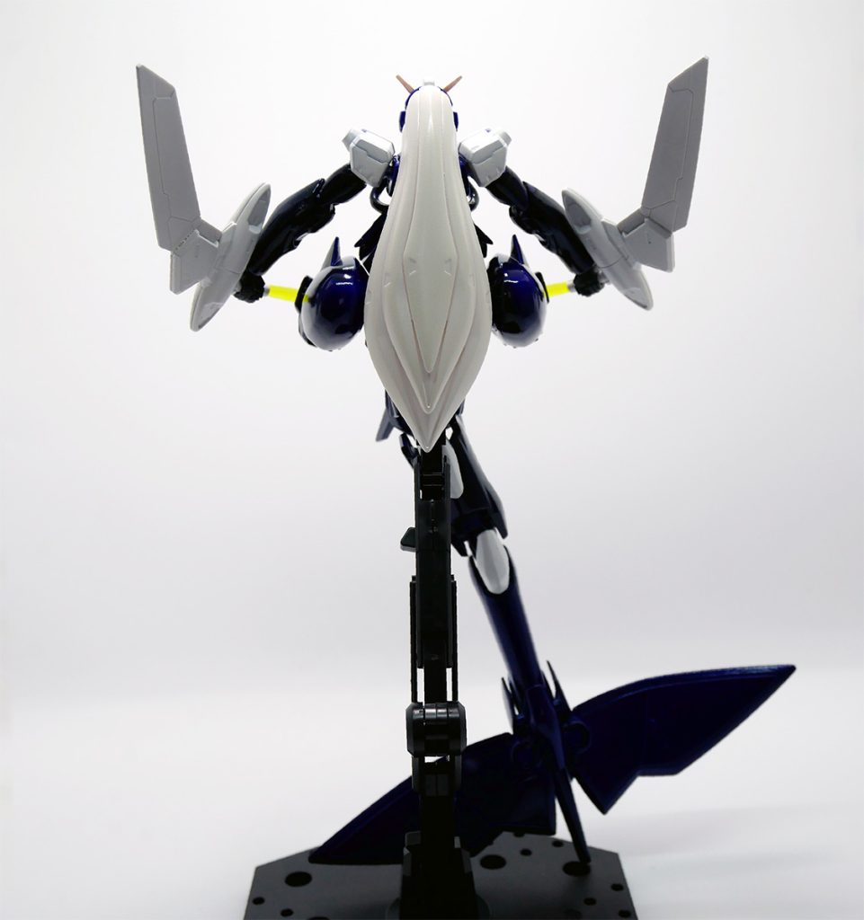 背面。ノーベルの髪を鯨の腹に見立ててみました。