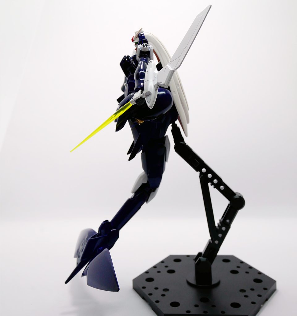 側面。主武装のトンファーフィンブレードは、水圧カッターとビームサーベルを内蔵。フィッシュモード時に推力となるウィングに備えられた水冷式の大型ジェネレーターにより、水中でも減退しない大出力ビーム刃を形成できる。みたいな設定。メルクワンウェポンのウィングを手持ちできるようビームサーベルの柄を差し込んでいます。