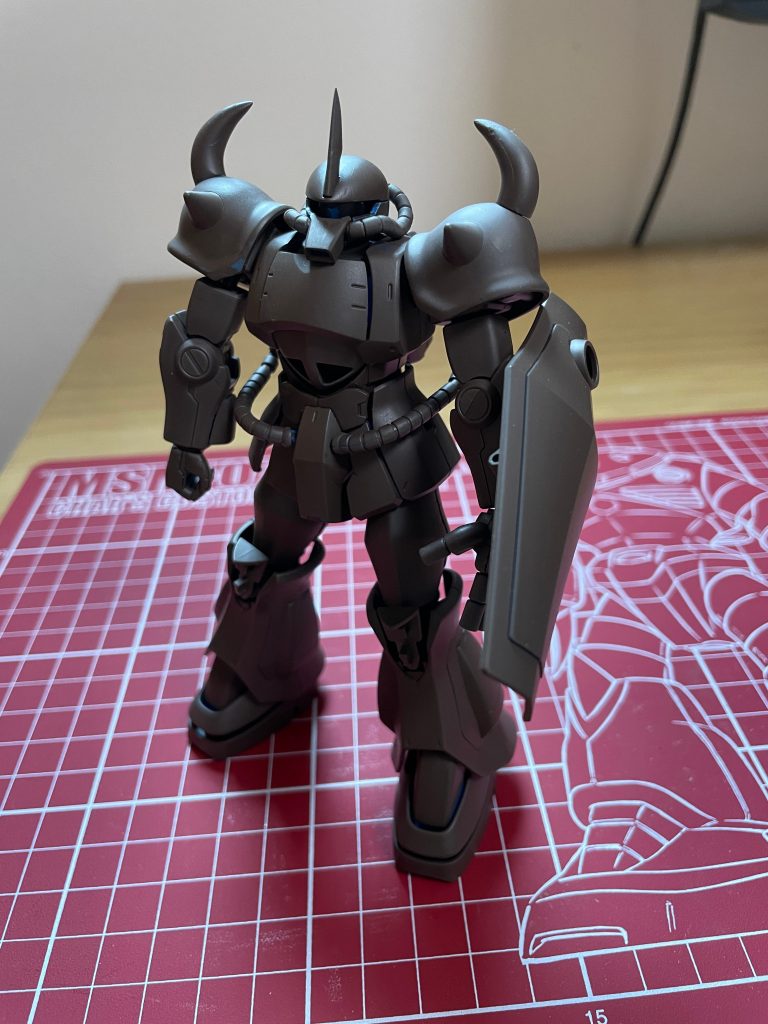 下地はマホガニーサーフェイサーを使って、錆びたような使い古したイメージです。