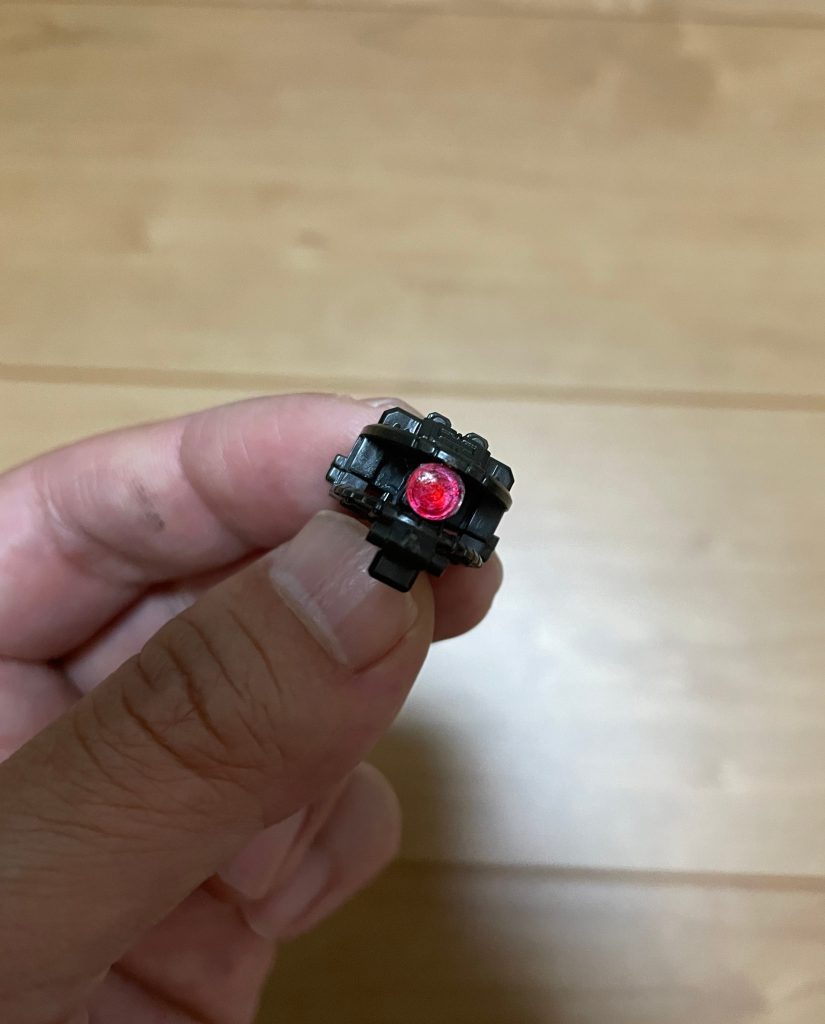 モノアイはシールを剥がし、クリアパーツに塗装しました。表面にはクリアレッド(メタリックレッドの上澄液)、裏面からシルバーを塗装すると光るようになりました。