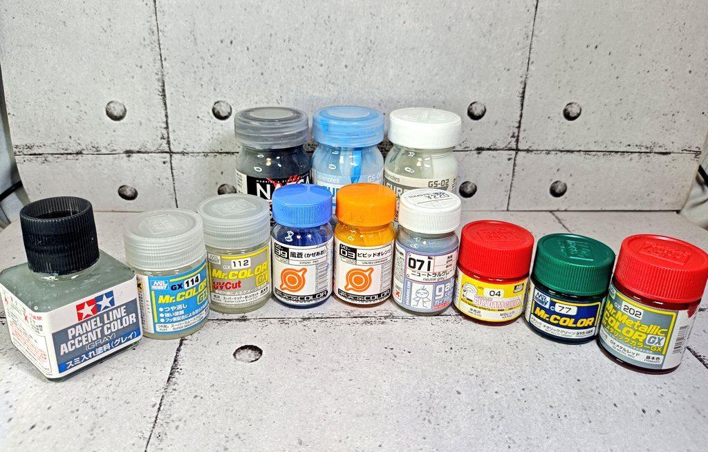 使った塗料達バーチャロンカラーが思ってた倍いい色味してたのでこれから集めて行こうかなって思います2回目の塗装にしてはいい感じに出来たんじゃないかな～って結構手応えを感じています、最後までご覧いただきありがとうございました!