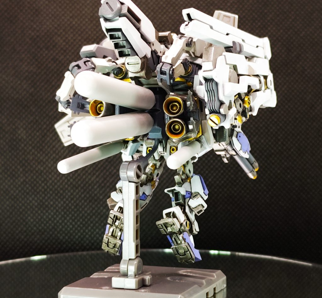 お気に入りの背面。アーティファクトは元からディテールが細かいので、とにかく情報量が多くなるようにしてみました。