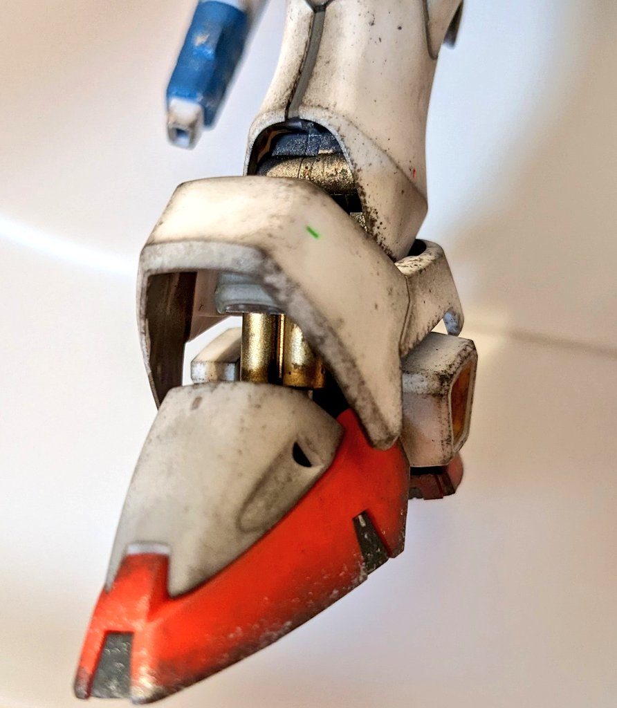 関節部やシリンダーはゴールドとシルバーで塗り分け。少しだけピグメントをまぶしてあります💡モールドにはテキトーに蛍光グリーン・クリアーレッド・ボールペン(金)でアクセント。