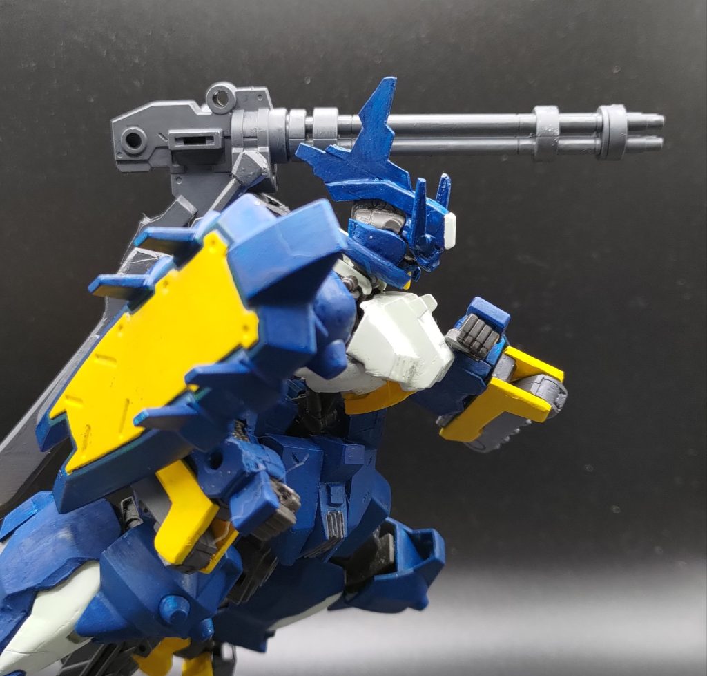 そしてウヴァルが210mmもの対物ライフルを携行する事にロマン以上の意味がないのであれば、いっそのこと別な火器を背負った方がいいんじゃないかということで 30MMからガトリングを強奪してきました。背面ジョイントを自作しているので、今後210mm対物ライフルを入手出来た場合にも対応可能です。