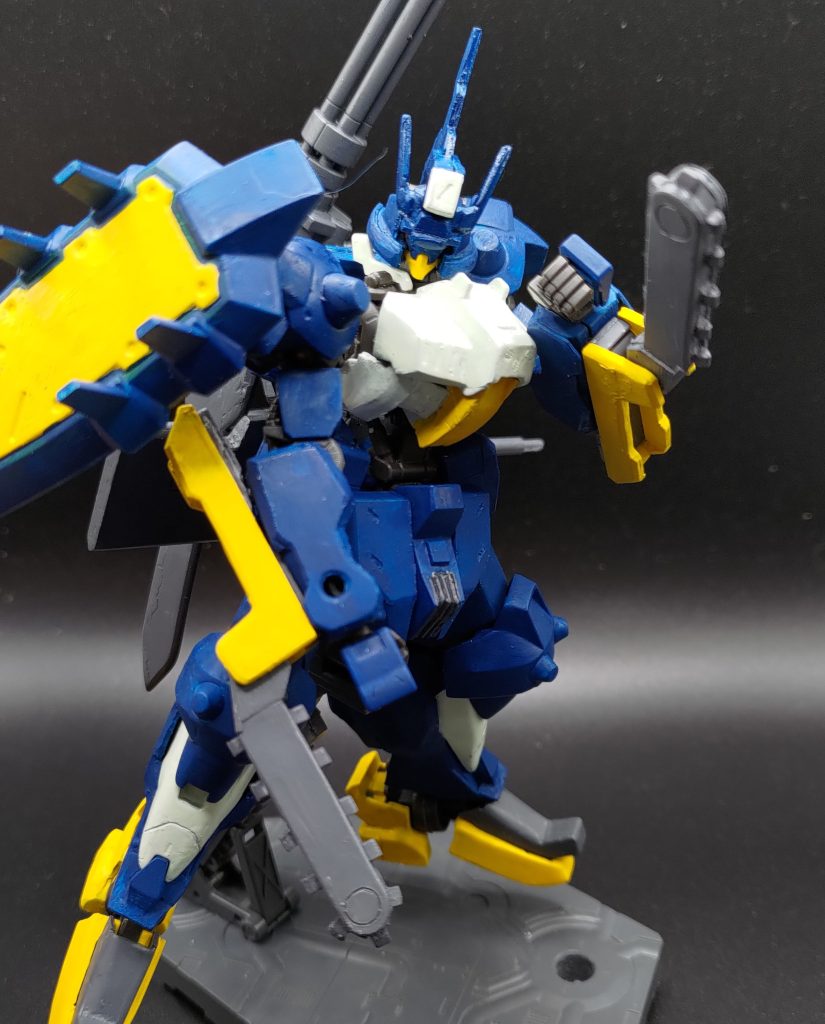 腕部のチェーンソーはスクラッチで作成しています。ちょっと大きく作ってしまった事により、腰部分に懸架しているナタと干渉します。その辺りのクリアランスも考えるとなると、まだまだ経験不足感が否めないです