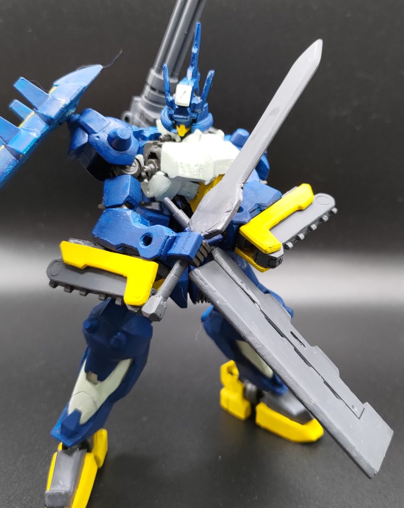 剣とナタはどちらもスクラッチしました。関節部分が重量に耐えられないため、ポージングの自由度が高くないのがガンダムフレームの弱点の一つかなと思いますね。また、バイザーのクリアー再現もできておらず、その辺りは勝手な解釈で変更しています。