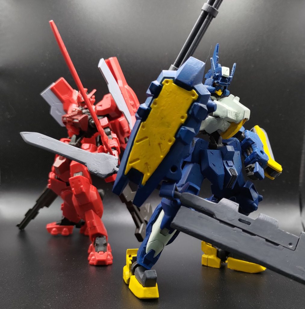 剣とナタは2mmの丸軸でジョイント可能で設定通りハルバート状態にすることができます。いつも通り全ての装甲パーツを外すことが可能ですが、今回は省略させていただきます。