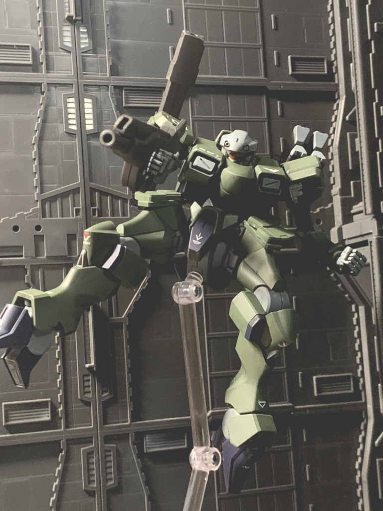 降下して射撃ポーズで〆。別バージョンで2機編成したくなりました。カラーレシピバーニアノズル、頭部バルカン、ミサイル弾頭、ティックバラン前方ノズル:タミヤエナメルクロムシルバー