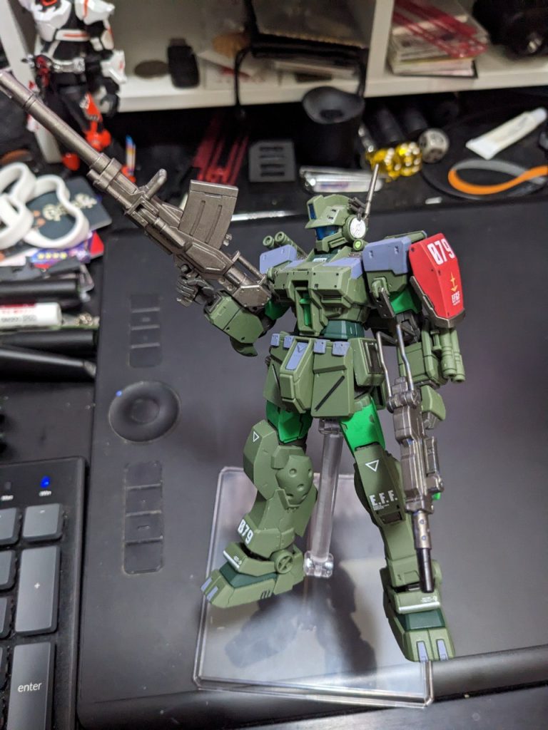 (deepl)シールドはコックピットハッチと同じ赤で塗装され、コックピットハッチは別の色に塗り替えられ、シールドに敵の攻撃を引き寄せることを試みている。ビームサーベルは支給されたが、ジャングルの火災を引き起こしやすいため、ほとんど使われなかったか、最後の手段としての武器としてしか使われなかった。180mm砲の砲身を短くし、ジャングルで使いやすくしたもの。妄想ですが、180mm砲の弾薬は散弾のようなものです。なぜケンプファーの散弾銃に相当するものが連邦軍にはないのでしょうか？The shield was painted the same red as the cockpit hatch, and the cockpit hatch was painted a different color in an attempt to draw enemy fire to the shield.Beam sabers were issued, but were rarely used or only as last resort weapons because of their tendency to cause massive jungle fires.The 180mm cannon barrel was sawed off to make it easier to use in the jungle.it's just my headcanon but the ammunition used in the 180mm cannon is something like a shotgun shell, why are there no federation equivalent to kampfer's shotgun?