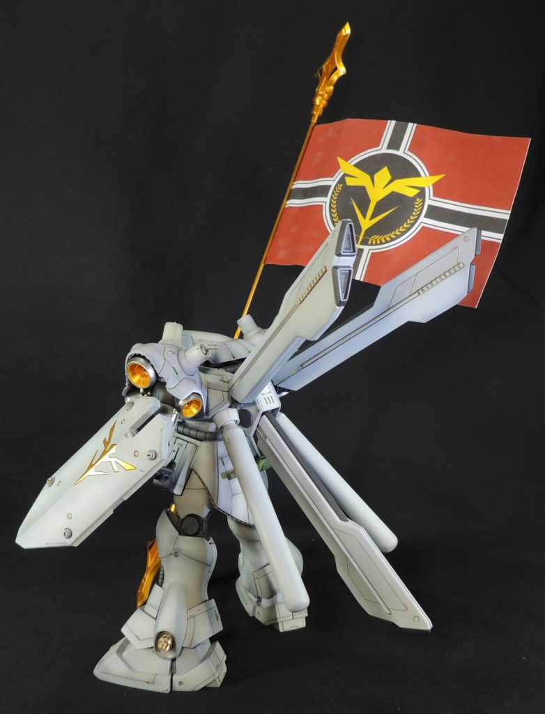 全塗装については、AFVモデルの製作で培ったシャドー吹きを取り入れ、パネルごとにグレーの階調を調整しながらエアブラシの細吹きで微細なグラデーションを施しました。水転写式デカールを貼った後、全体をつや消しクリアでコートしましたが、額とシールドの新生ネオ・ジオンのエンブレムは、スターブライトゴールド→クリアオレンジ→光沢クリアで質感を変えました。