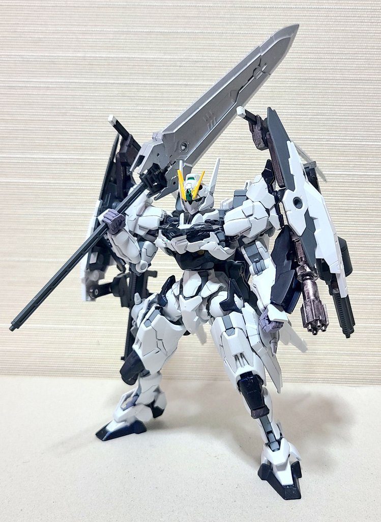 まずはボーダーブレイカーの正面から30MMのパーツを主に用いてシルエットを大きく変更。とにかく盛れ!ということで組みました